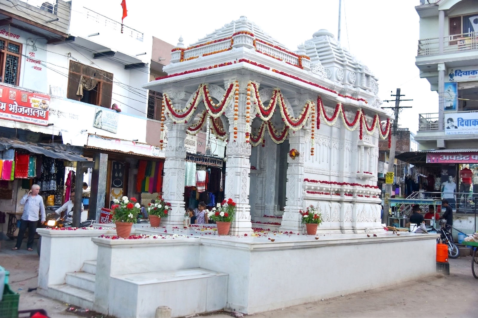 हेलीकॉप्टर से होगी पुष्पवर्षा: स्वरूपगंज के अंबे माताजी मंदिर में 1 मई को भव्य प्राण-प्रतिष्ठा महोत्सव